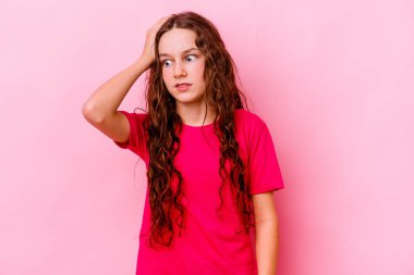 Pembe arka planda izole edilmiş küçük beyaz kız şok geçiriyordu, önemli bir toplantıyı hatırladı..