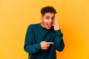 Genç Afro-Amerikalı kıvırcık adam, mor üzerine izole edilmiş bir şekilde dedikodu yapıyor..