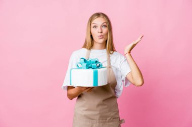 Genç Rus fırıncı kadın elinde lezzetli bir pasta tutarken şaşırdı ve şok oldu..