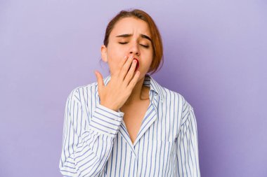 Genç Arap melez kadın esniyor. Ağzı eliyle kapatan yorgun bir jest yapıyor..