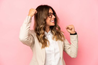 Genç beyaz kadın zafer kazandıktan sonra yumruğunu kaldırdı..