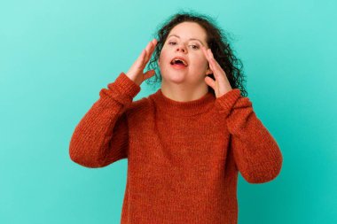 Down sendromlu bir kadın yalnız başına bağırıyor..