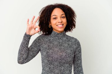 Genç Afro-Amerikan melez kadın neşeli ve kendinden emin bir şekilde hareket ediyor..