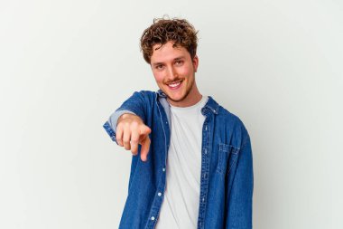 Beyaz arka planda soyutlanmış beyaz tenli genç adam öne bakan neşeli gülümsemeler..