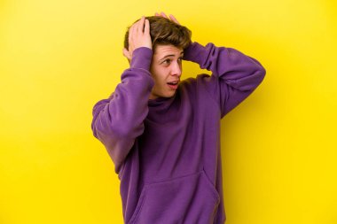 Sarı arka planda izole edilmiş genç beyaz bir adam çığlık atıyor, çok heyecanlı, tutkulu, bir şeyden memnun..