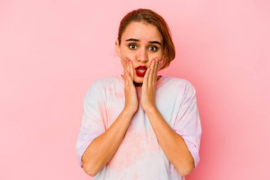 Genç Arap melez kadın şok oldu. Ağzını ellerle kapattı. Yeni bir şey keşfetmek için sabırsızlanıyordu..