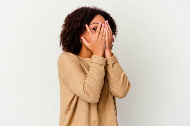 Genç Afro-Amerikan melez kadın parmaklarıyla gözünü kırp korkmuş ve gergin.