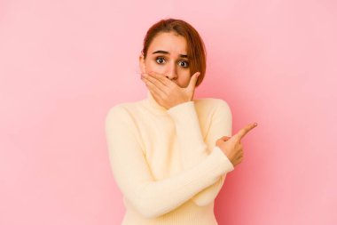 Genç Arap melez kadın yan tarafı gösteriyor.