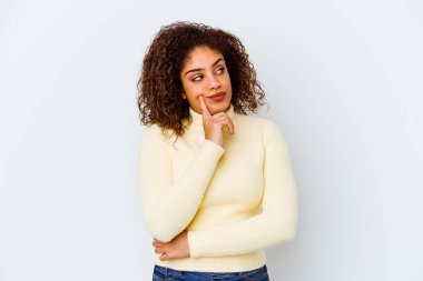 Genç Afrikalı Amerikalı kadın, beyaz arka planda izole edilmiş bir şekilde bir strateji planlıyor, bir işin nasıl olacağını düşünüyor..