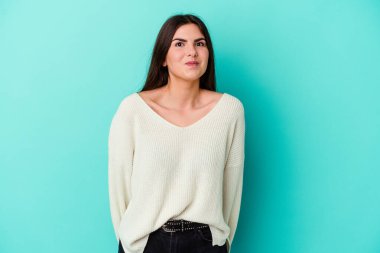 Mavi arka planda soyutlanmış beyaz bir kadın omuzlarını silker ve gözleri açık kalır..