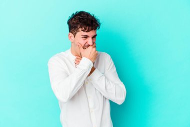 Mavi arka planda izole edilmiş genç beyaz adam virüs ya da enfeksiyon yüzünden boğazında ağrı hissediyor..