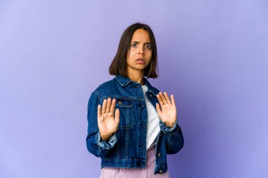 Genç melez kadın yaklaşan bir tehlike yüzünden şoka uğruyor.