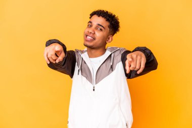 Genç Afro-Amerikalı kıvırcık adam Mor gülücüklerle izole edilmiş..