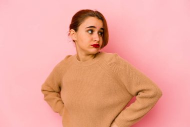 Genç Arap melez kadın gülümseyen, neşeli ve cana yakın bir şekilde yana bakıyor..