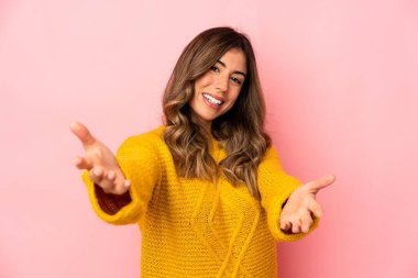 Kafkasyalı genç bir kadın izole edilmiş, hoş bir ifade sergiliyor..