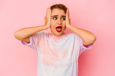 Genç Arap melez kadın kulaklarını elleriyle kapatıyor yüksek sesle ses duymamaya çalışıyor..