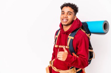 Genç Afro-Amerikalı kıvırcık gezgin kendini izole edip gülümsedi ve başparmağını kaldırdı.