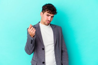 Kafkasyalı genç adam mavi arka planda izole edilmiş..