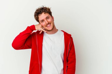 Beyaz arka planda izole edilmiş genç beyaz bir adam parmakları olan bir cep telefonu hareketi gösteriyor..