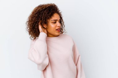 Beyaz arka planda izole edilmiş genç Afrikalı Amerikalı kadın bir dedikoduyu dinlemeye çalışıyor..