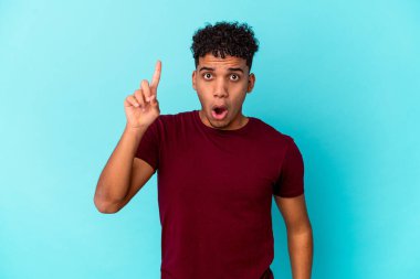 Genç Afro-Amerikan kıvırcık adamı, ağzı açık, mavi noktalı, tek başına..