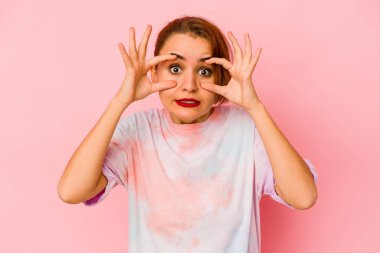 Genç Arap melez kadın başarılı bir fırsat yakalamak için gözlerini açık tutuyor..