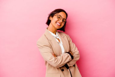 Genç iş kadını pembe arka planda izole edilmiş mutlu, güler yüzlü ve neşeli.