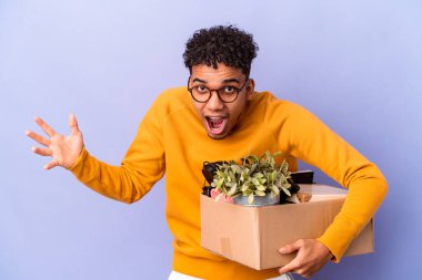 Genç Afro-Amerikalı kıvırcık adam yeni bir eve taşınıyor. Hoş bir sürpriz alıyor, heyecanlı ve el kaldırıyor..