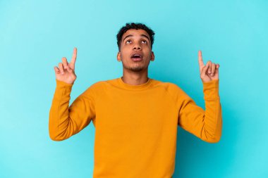 Genç Afro-Amerikan kıvırcık adamı, ağzı açık, mavi noktalı, tek başına..