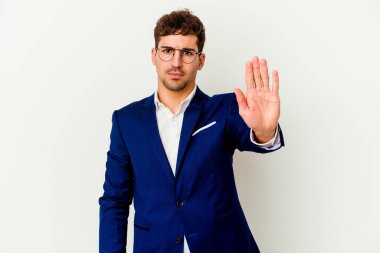 Beyaz arka planda izole edilmiş beyaz tenli genç bir adam elini uzatmış, dur işareti göstererek seni engelliyor..