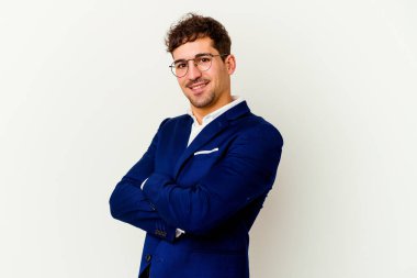 Beyaz arka planda izole edilmiş genç beyaz adam mutlu, güler yüzlü ve neşeli..