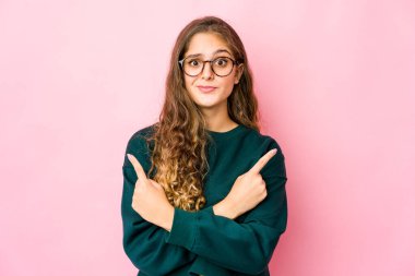 Kafkasyalı genç kadın iki seçenek arasında seçim yapmaya çalışıyor..