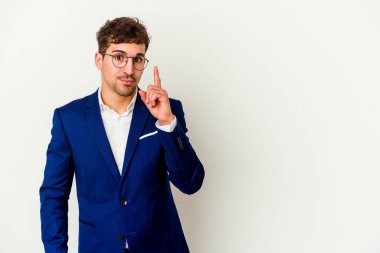 Beyaz arka planda izole genç beyaz adam parmak ile bir numara gösteriyor.