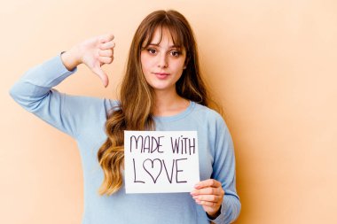 Elinde aşk pankartından yapılmış, hoşlanmadığı bir jest gösteren beyaz bir kadın var. Anlaşmazlık konsepti.