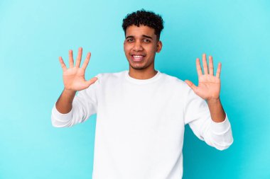 Genç Afro-Amerikan kıvırcık adamı, mavi üzerine izole edilmiş, tiksinti gösteren birini reddediyor..