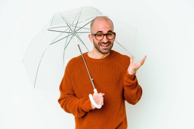 Şemsiyesini tutan genç kel adam hoş bir sürprizle karşılaşıyor, heyecanlı ve el kaldırıyor..