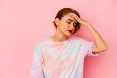 Genç Arap melez kadın tapınaklara dokunuyor ve başı ağrıyor..