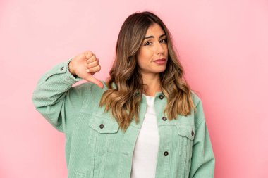 Kafkasyalı genç bir kadın izole edilmiş, hoşlanmadığı bir hareket sergiliyor, reddediyor. Anlaşmazlık konsepti.