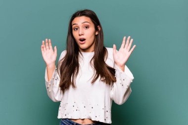 Mavi arka planda izole edilmiş genç Hintli kadın bir fikri, ilham konsepti var..