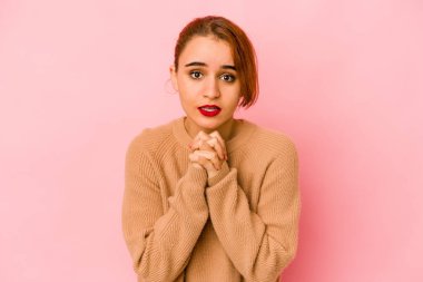 Genç Arap melez kadın şans için dua ediyor, şaşkın ve ağzı açık..