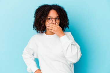 Genç Afro-Amerikan melez kadın izole edilmiş güçlü bir diş ağrısı, azı dişi ağrısı var..