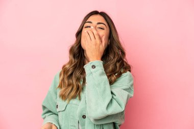 Kafkasyalı genç kadın gülerek, kaygısızca, doğal duygularla kendini soyutladı..