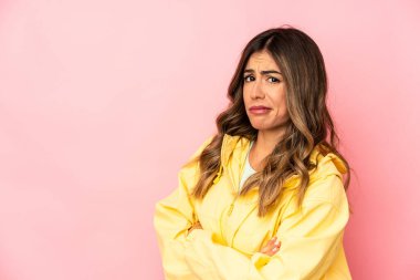Kafkasyalı genç bir kadın şüpheli, belirsiz, seni muayene ediyor..