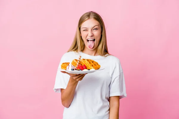 Joven Mujer Rusa Comiendo Waffle Aislado Divertido Amigable Sobresaliendo Lengua —  Fotos de Stock