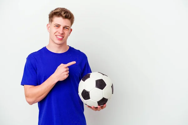 Jovem Caucasiano Jogando Futebol Isolado Fundo Sorrindo Apontando Para Lado — Fotografia de Stock