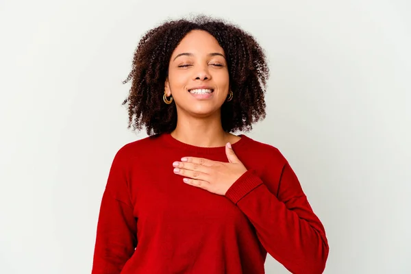 아프리카 미국인 여성은 가슴에 소리로 웃었다 — 스톡 사진