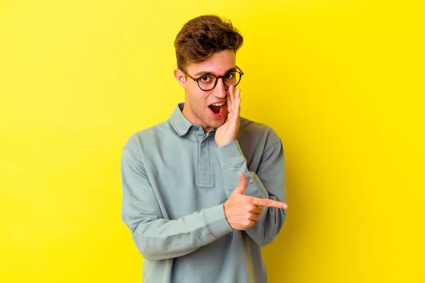 Jeune Homme Caucasien Isolé Sur Fond Jaune Disant Commérage Pointant — Photo