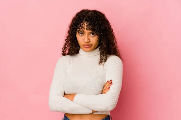 Jovem Afro Americana Africana Mulher Isolada Franzindo Cara Desagrado Mantém — Fotografia de Stock