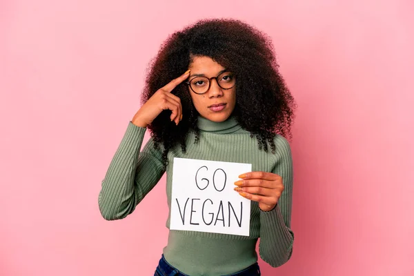 Mladá Africká Americká Kudrnatá Žena Držící Veganský Plakát Ukazující Prstem — Stock fotografie