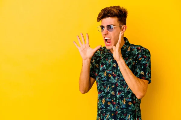 Young Caucasian Man Wearing Hawaiian Shirt Isolated Yellow Background Shouts — Stock Photo, Image